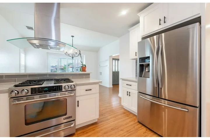 $2400 : 3 Bed 2 Bath House in Gardena image 4