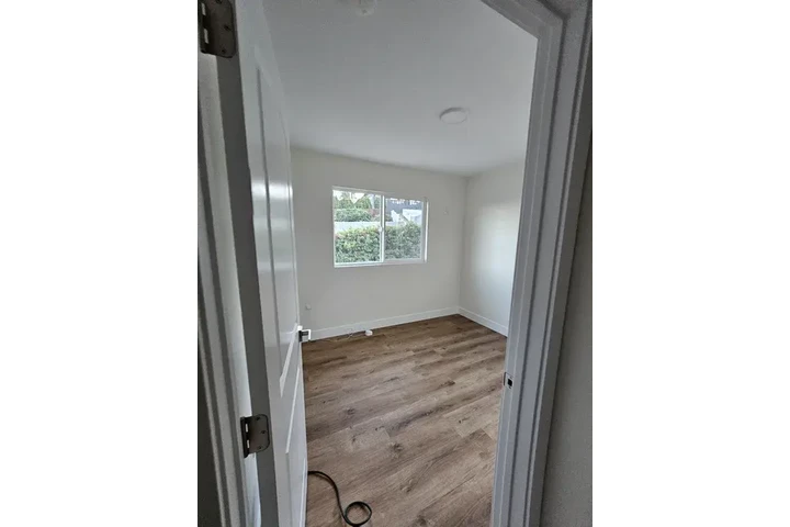 $2200 : 2 bed 2 bath house availabe image 3