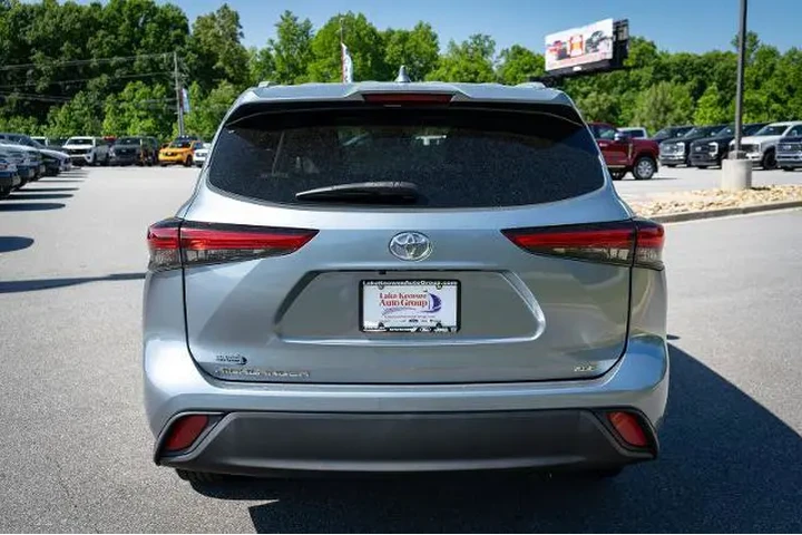 $39874 : Toyota Highlander 2023 LE 4d image 8