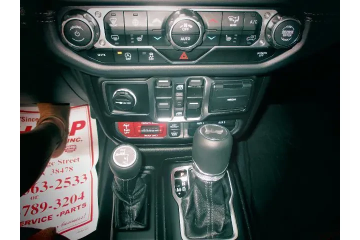 Jeep Wrangler 2025 4x4 Rubic image 9