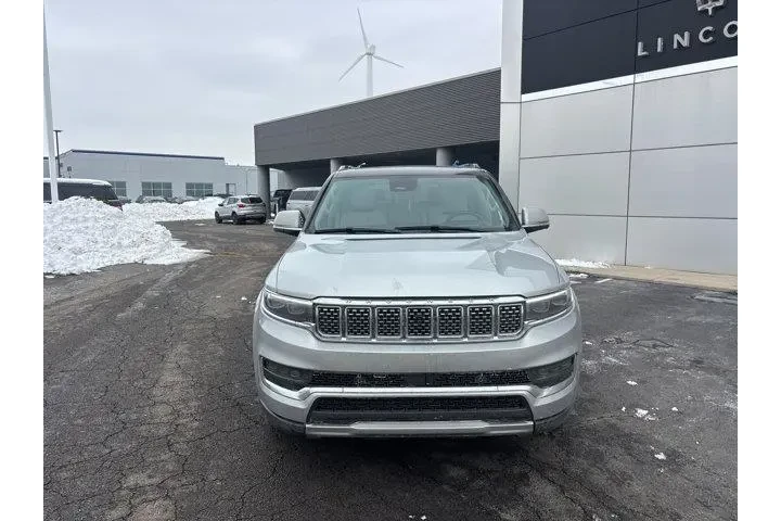 $34985 : Jeep Grand Wagoneer 2022 4x4 image 2
