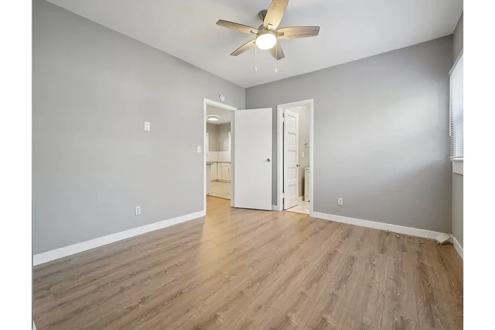 $1300 : Cozy, modern 2-bed, 2-bath sin image 6