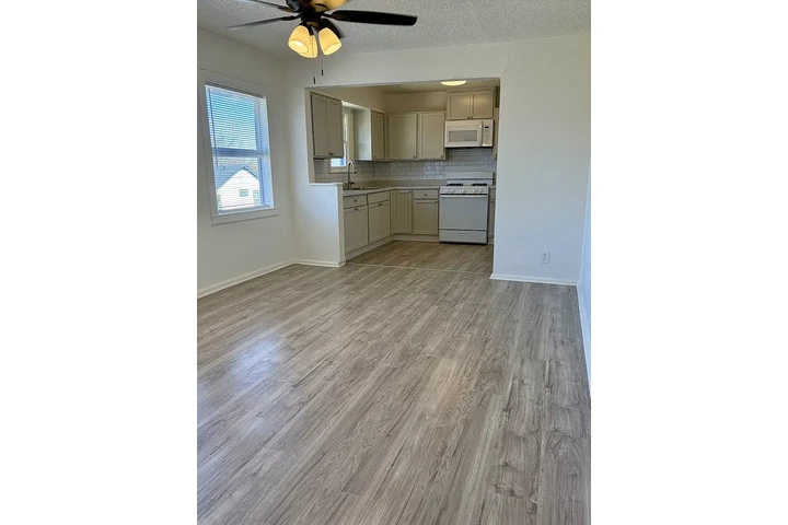 $790 : Modern 1BD 1BT available image 2