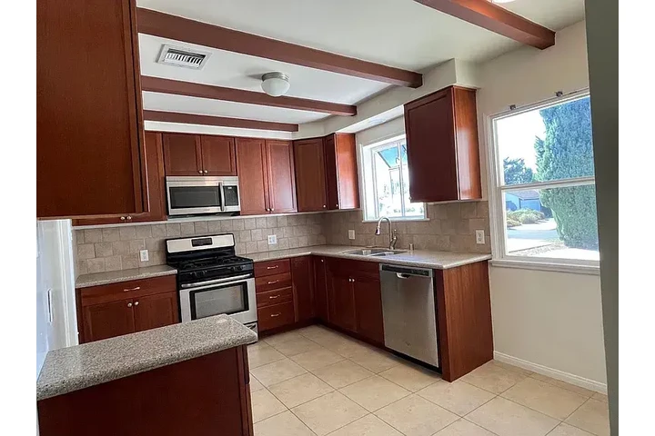 $2220 : The private fenced backyard image 4