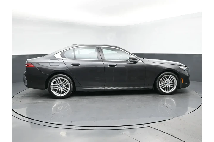 $32526 : BMW 5 Series 2024 AWD 530i x image 3