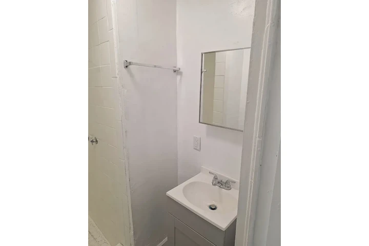 $890 : Beautiful freshly painted home image 5