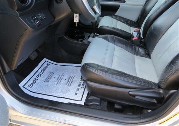 $6000 : 2012 Toyota Prius C III image 4