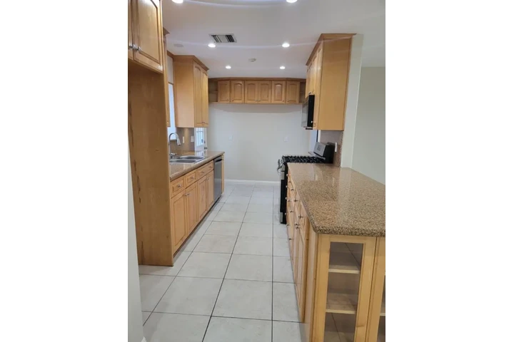 $2480 : 3 bedroom House in Los Angeles image 2