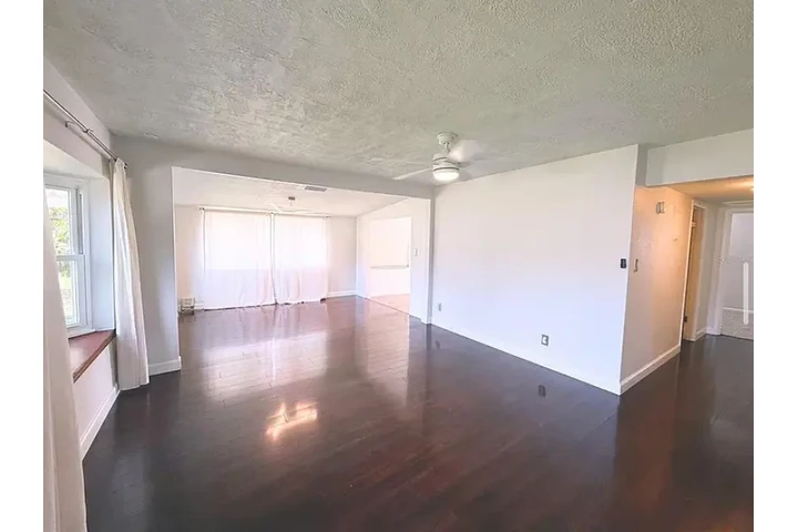 $1200 : NEW INTERIOR PAINT THROUGHOUT image 5