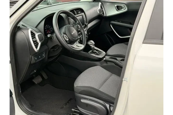 $17355 : Kia Soul 2022 LX 4dr Crossov image 10