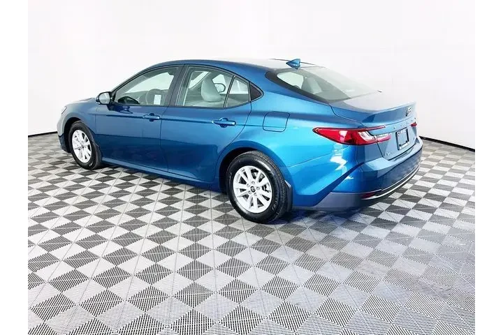 $33900 : Toyota Camry 2026 LE 4dr Sed image 5
