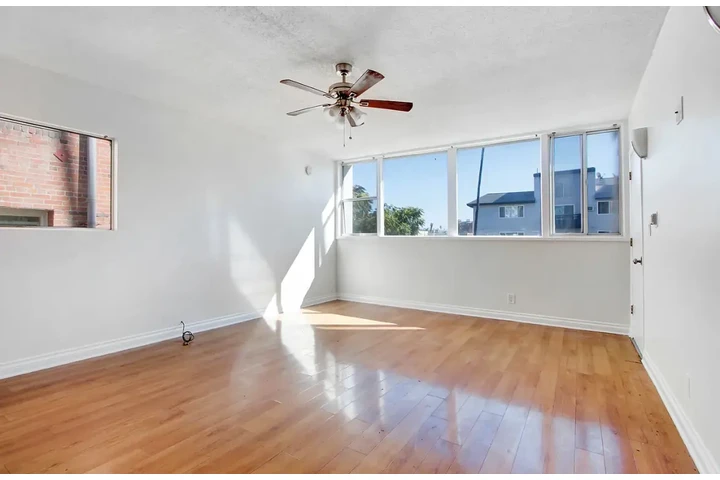 $1450 : 1 Bed 1Bath Apt in Kenmore Ave image 6