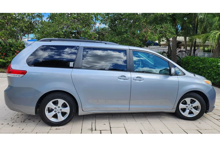 $9900 : 2015 Toyota Sienna LE Minivan image 3