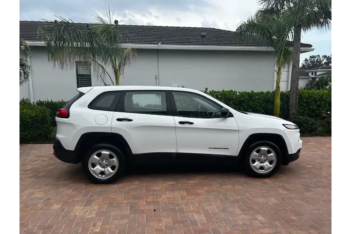 $6000 : 2016 Cherokee SPORT image 2