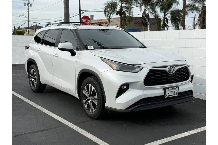 $33104 : Toyota Highlander 2023 L 4dr image 1