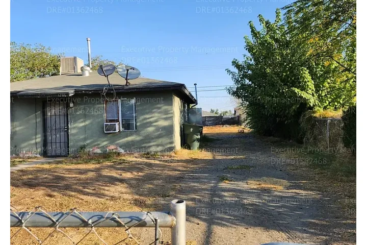 $850 : 2 BEDROOM HOUSE GARAGE PARKING image 2