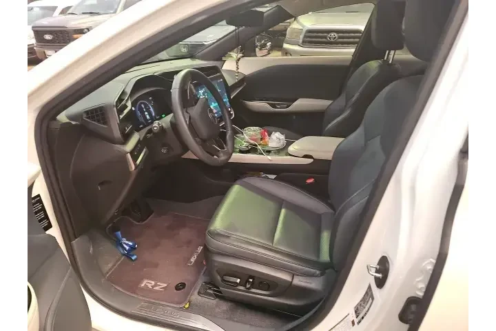 $39995 : Lexus RZ 450e 2024 AWD Premi image 3