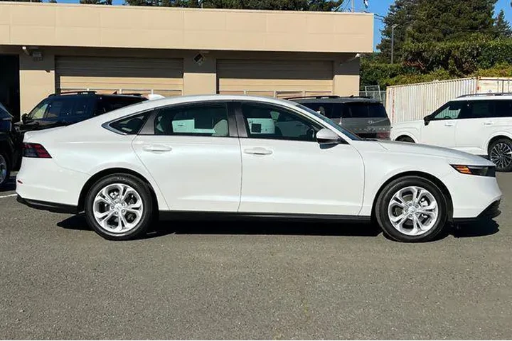 $27990 : Honda Accord 2025 LX 4dr Sed image 3