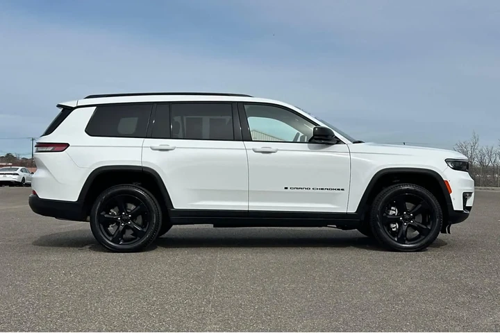 $37981 : Jeep Grand Cherokee L 2024 4 image 2