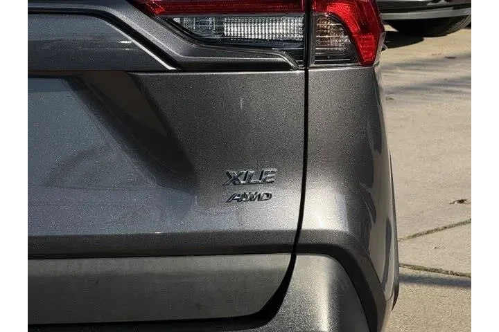 $27974 : Toyota RAV4 2021 AWD XLE 4dr image 8