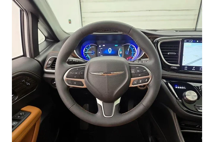 $38998 : Chrysler Pacifica Plug-In Hy image 10