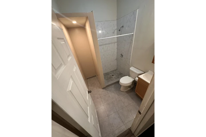 $1299 : Estudio en renta image 5