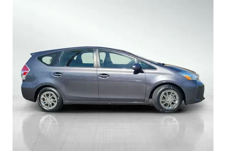 $14812 : Toyota Prius v 2017 Two 4dr image 3