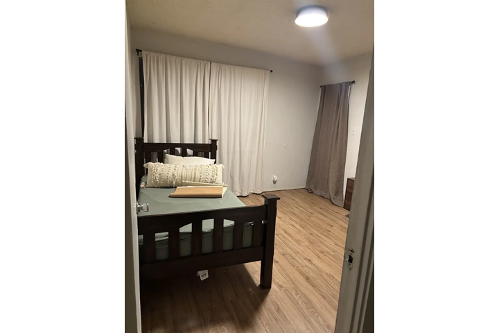 $1000 : Rento cuarto image 2