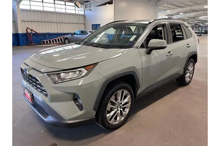 $25929 : Toyota RAV4 2021 AWD XLE Pre image 7