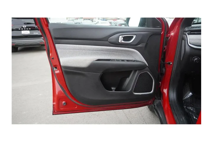 $17800 : 2024 Compass Latitude image 10