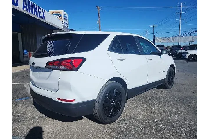 $20998 : Chevrolet Equinox 2024 LS 4d image 2