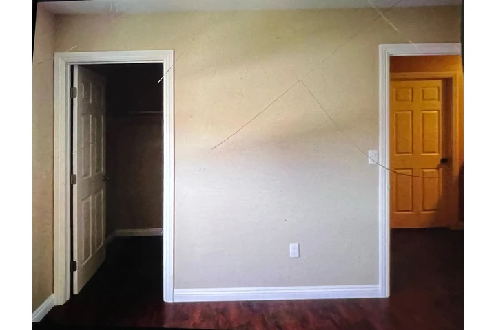 $1200 : Cuarto De Renta image 3