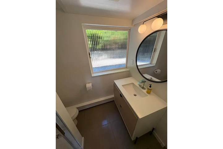 $1000 : easy access to transit image 7
