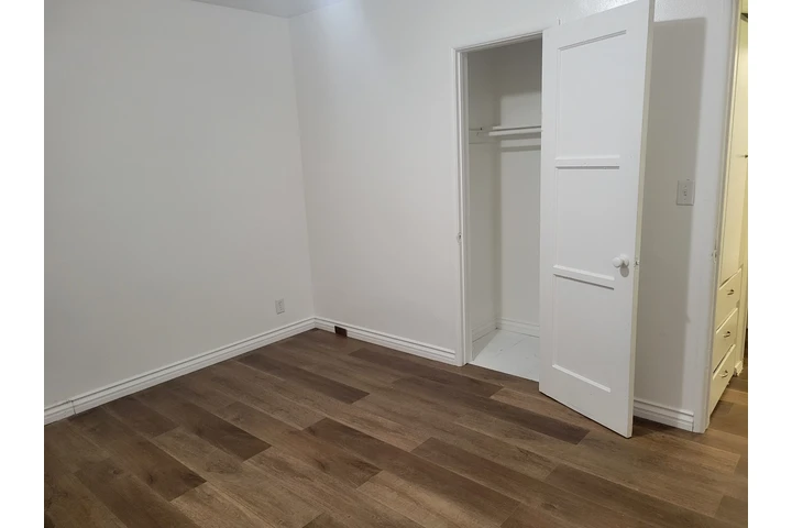 $2250 : Triplex Unit in Lynwood image 3