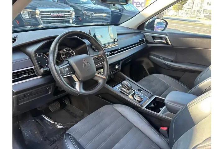 $25388 : Mitsubishi Outlander 2024 SE image 8