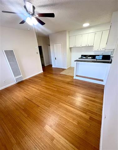 $1400 : Beautiful 1bed 1bath in 90005 image 8