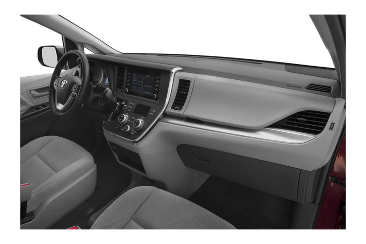 2019 Sienna LE image 10