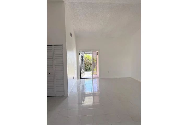 $980 : Recently renovated 3 Bed 2 bat image 4