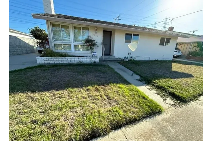 $1640 : SINGLE FAMILY RESIDENCE! image 1