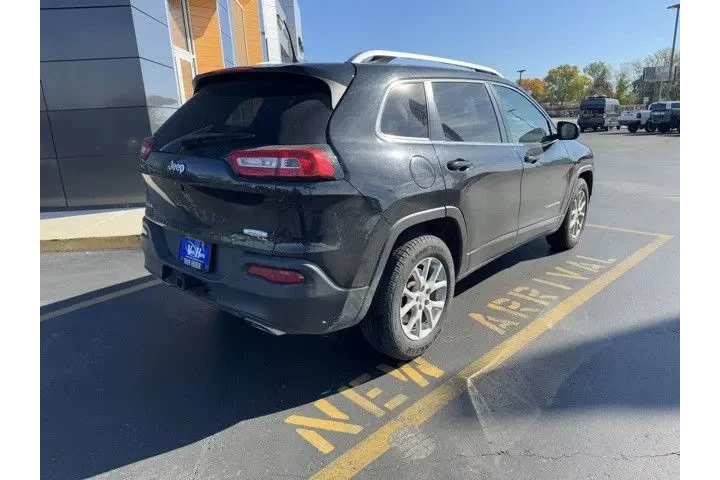 $9802 : Pre-Owned 2016 Cherokee Latit image 5