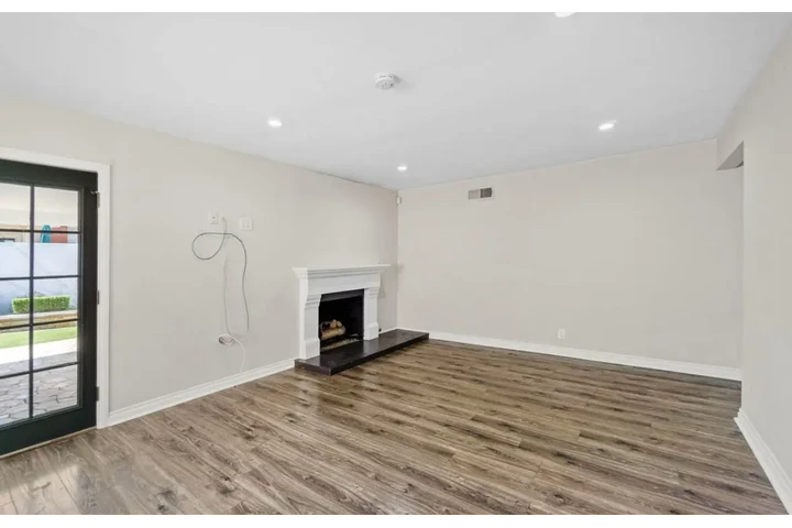 $2500 : 3 Bed House in Vermont Square image 3