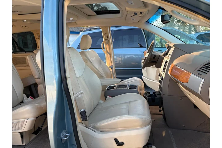 2008 Town & Country image 8