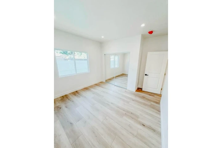 $2800 : 4 Bedroom Home For Rent in LA image 6