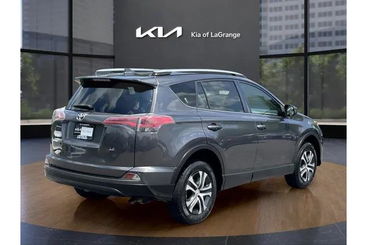 Toyota RAV4 2018 LE 4dr SUV image 8