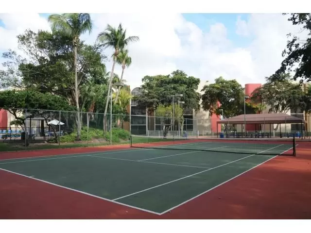 $2400 : North Miami Beaches$2300 image 1