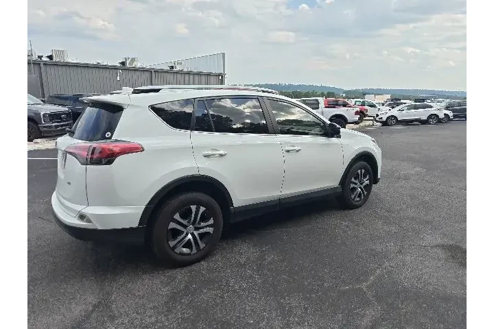 $15690 : Toyota RAV4 2018 LE 4dr SUV image 3