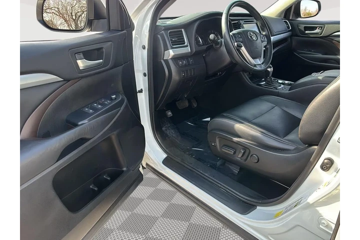 $21778 : Silver Certified 2017 Highlan image 2