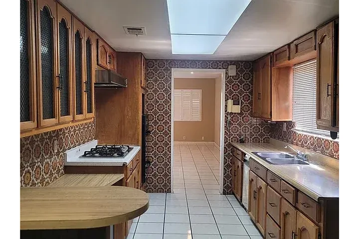 $1990 : JULY move-in @ Bell, CA image 3