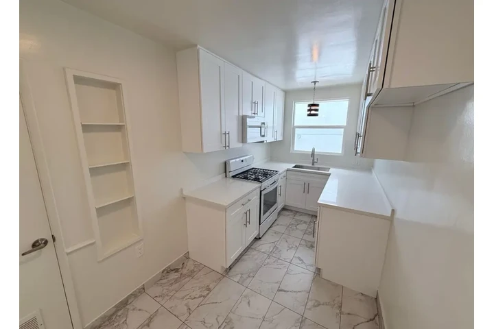 $1850 : 2Bedroom Apt in S Hoover St LA image 4
