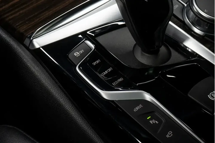 $20157 : BMW 5 Series 2019 530e iPerf image 4